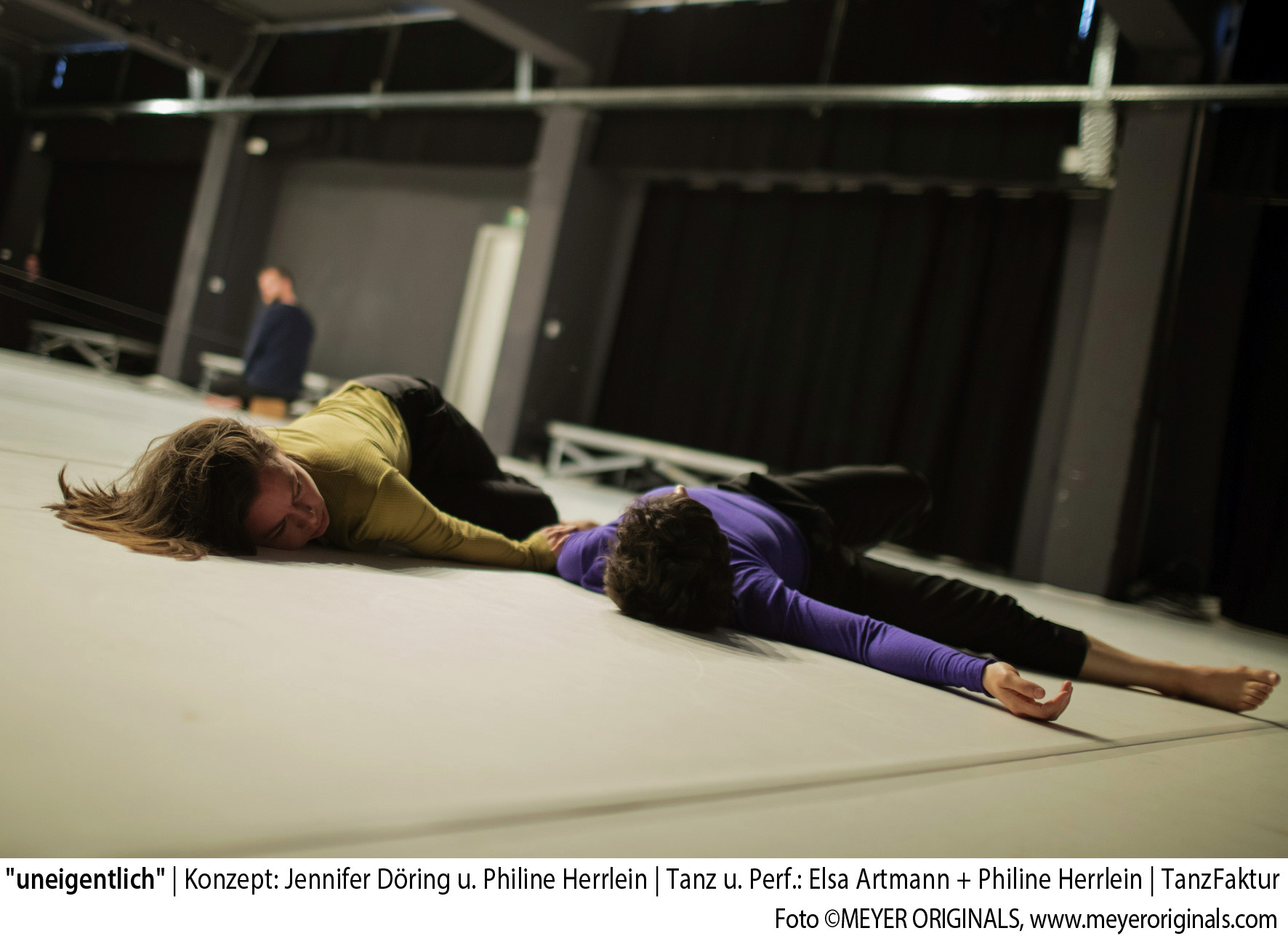uneigentlich_02_Foto(c)MEYER ORIGINALS_Konzept: Jennifer Döring und Philine Herrlein_Tanz und Performance: Elsa Artmann + Philine Herrlein_Sound: Max Schweder_Lichtdesign: Jörn Loges