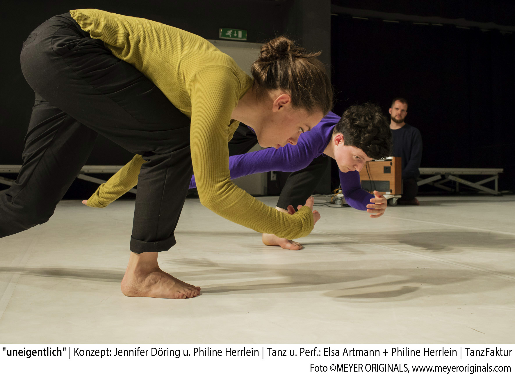 uneigentlich_01_Foto(c)MEYER ORIGINALS_Konzept: Jennifer Döring und Philine Herrlein_Tanz und Performance: Elsa Artmann + Philine Herrlein_Sound: Max Schweder_Lichtdesign: Jörn Logeslt;Konzept: Jennifer Döring und Philine HerrleinTanz und Performance: Elsa Artmann + Philine Herrlein_Sound: Max Schweder_Lichtdesign: Jörn Loges